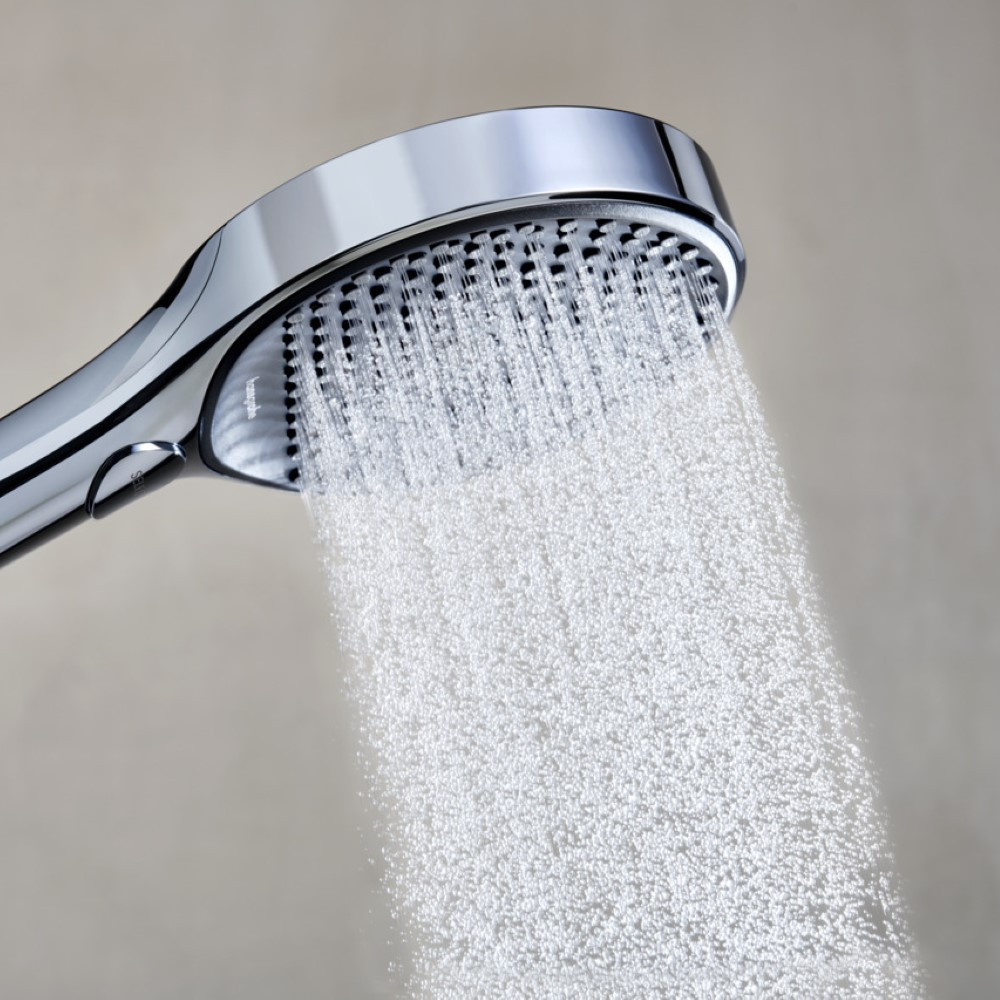 Ambiance utilisation du pommeau de douche HANSGROHE Rainfinity EcoSmart 130 3 jets chromé