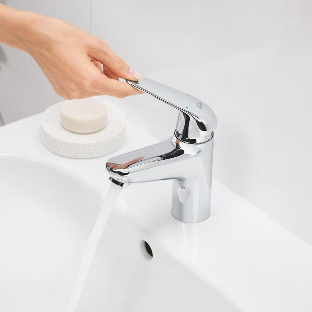 Ambiance démonstration utilisation Robinet lave-mains GROHE Swift ouverture eau froide chromé