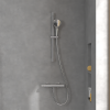 Ambiance salle de bain du Mitigeur douche thermostatique VILLEROY ET BOCH Universal Taps & Fittings rond Chrome + Ensemble de do