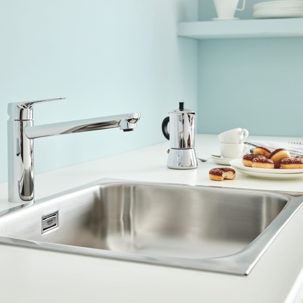 Robinet de cuisine bec médium GROHE Quickfix Start Curve chromé dans une cuisine étincelante