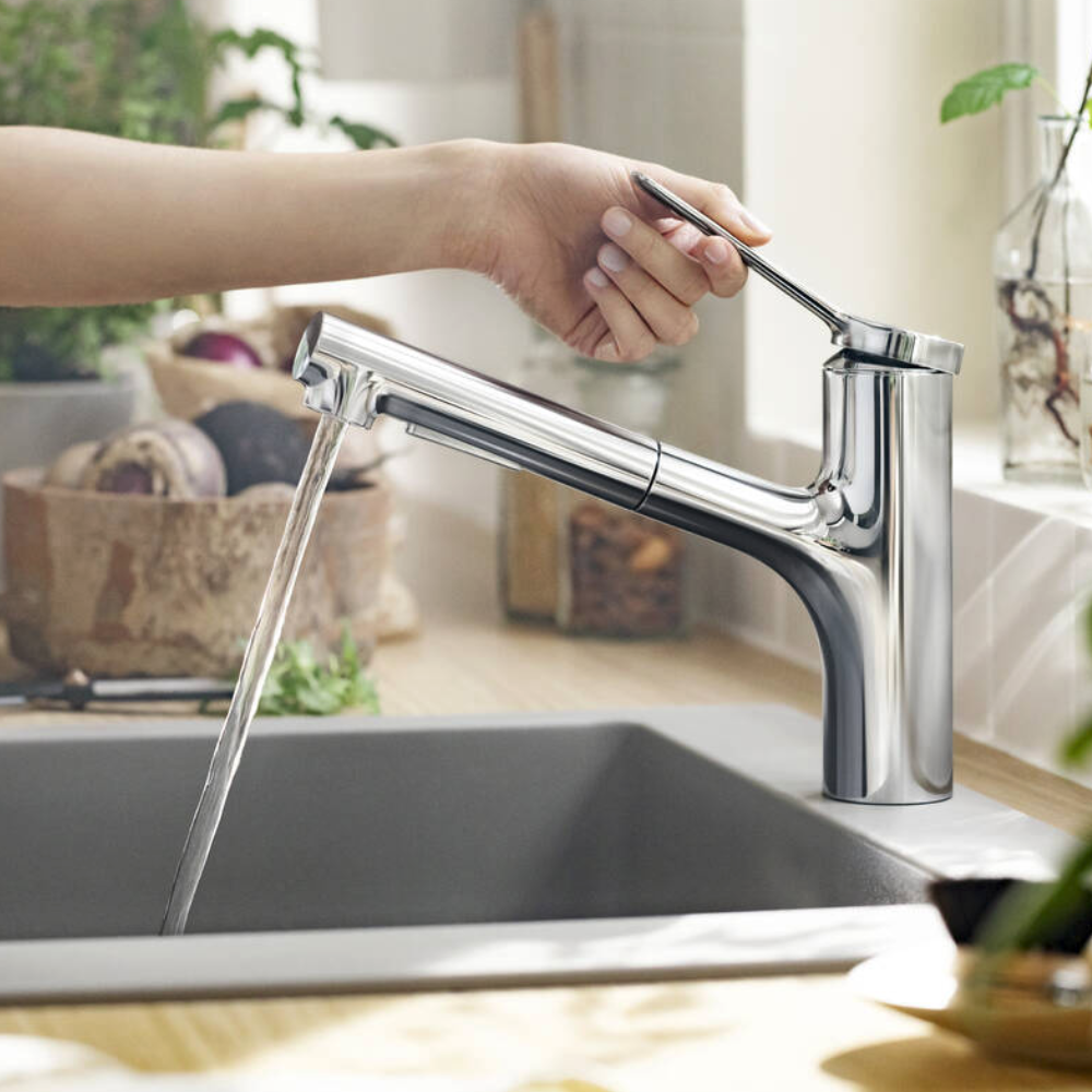 Visuel d'ambiance du robinet de cuisine avec douchette HANSGROHE Zesis M33 150 2 jets chromé