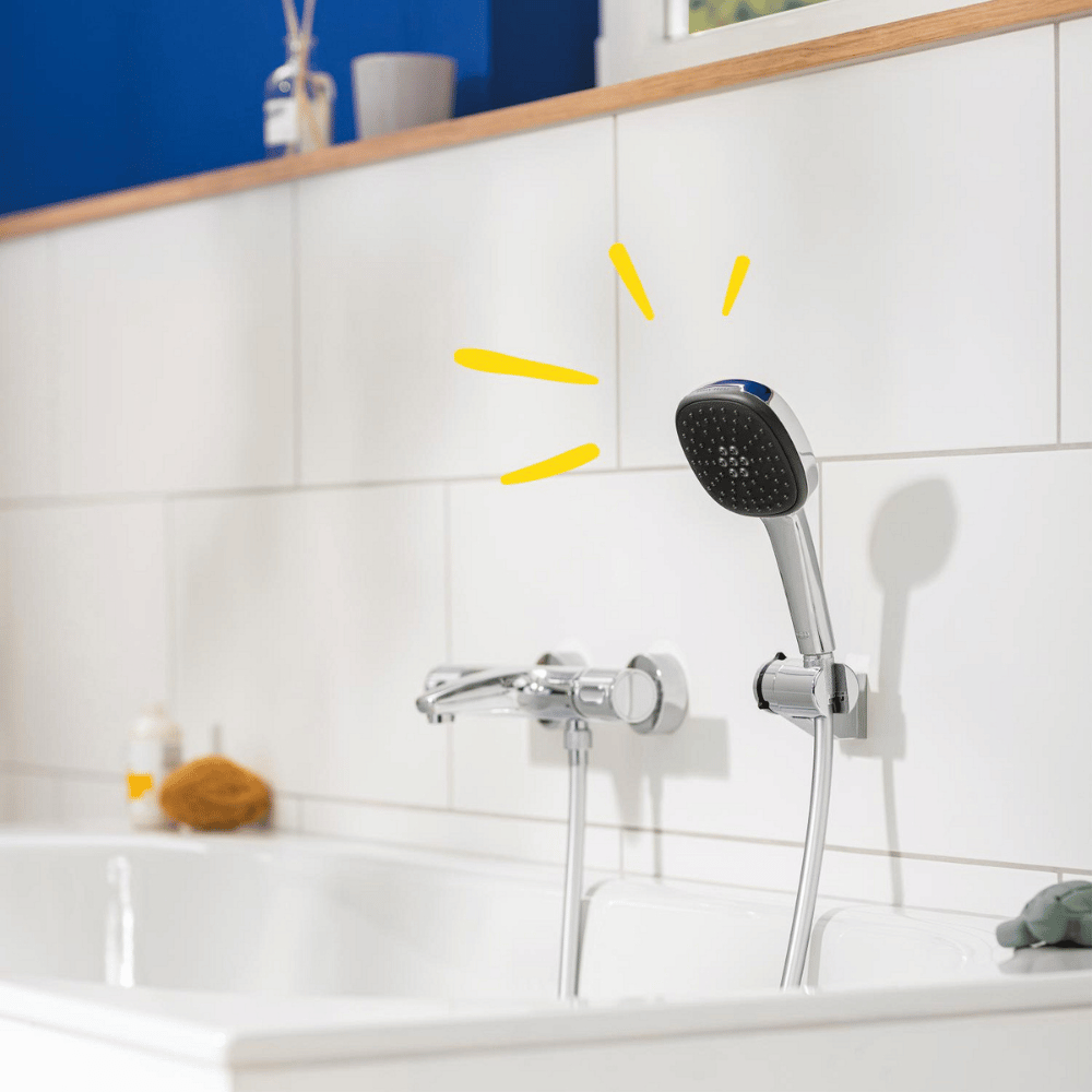 Douchette 3 jets GROHE Vitalio Comfort 100 chromé + Flexible 1750 chromé  accompagnés d'un mitigeur baignoire dans une salle de 