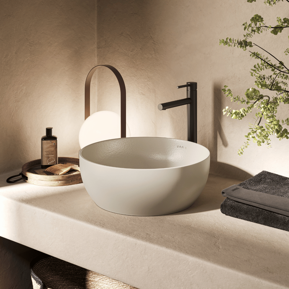 Vasque ronde recyclée VITRA Outline dans salle de bain élégante