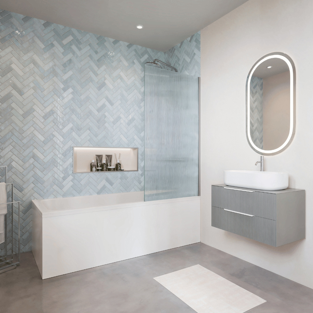 Baignoire droite DURAVIT No.1 deux dossiers 180x80 + Pare bain AURYS Raywall chromé version droite dans salle de bain agréable