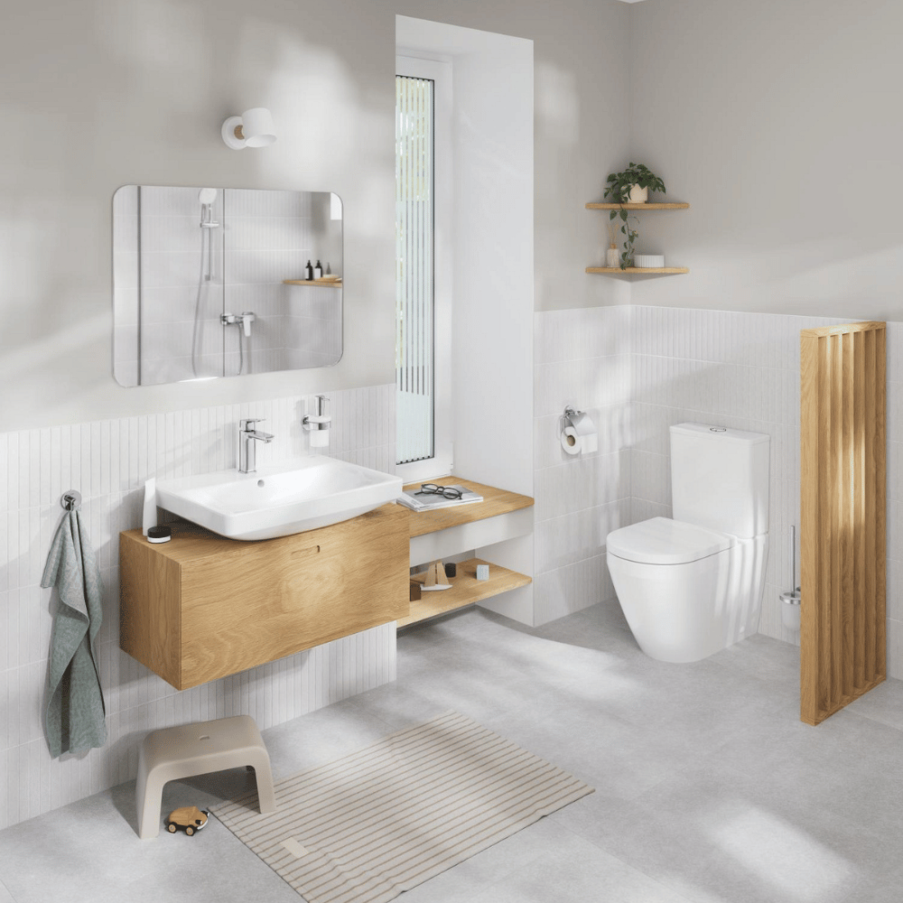 WC à poser Euro Ceramic 2.0 avec abattant frein de chute dans salle de bain lumineuse