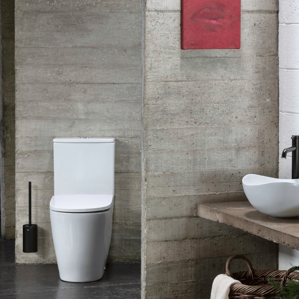 WC à poser compact sans bride sortie réversible ROCA Ona blanc brillant avec abattant frein de chute dans salle de bain induss