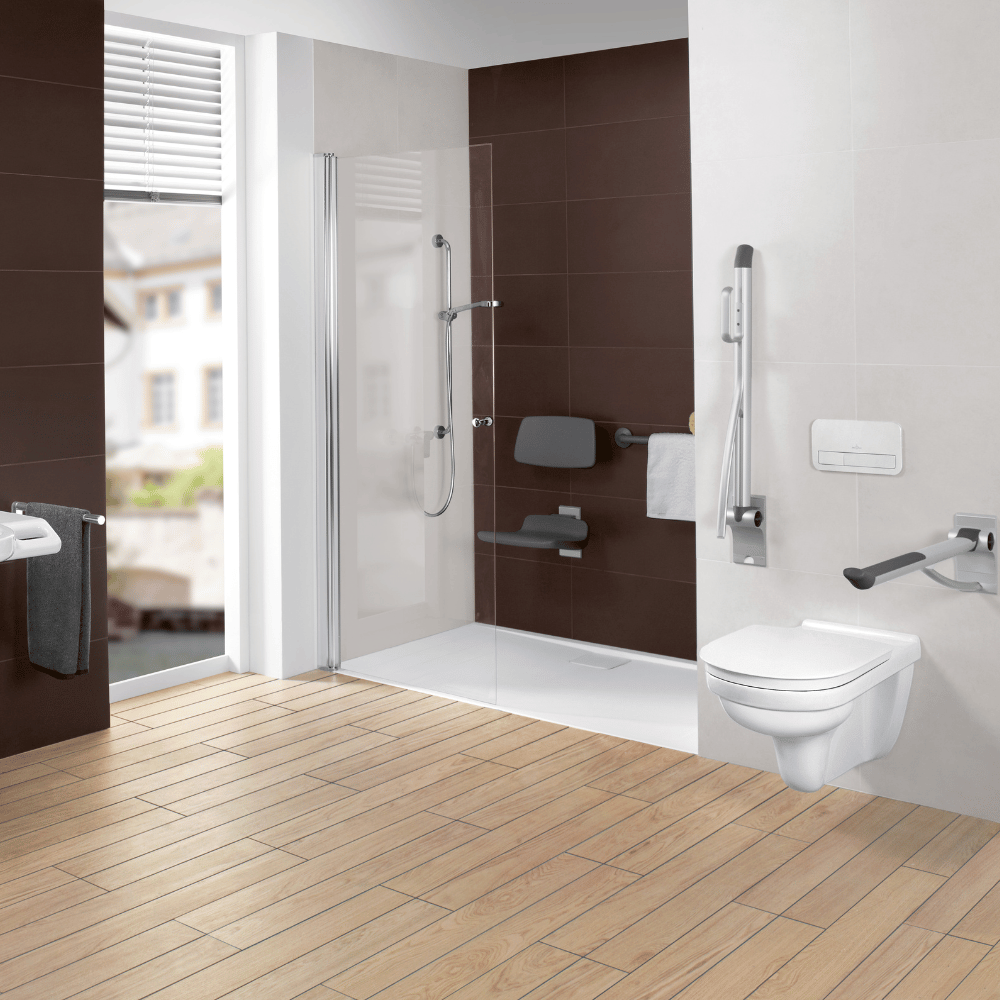 Cuvette WC suspendu VILLEROY & BOCH ViCare blanc dans salle de bain PMR