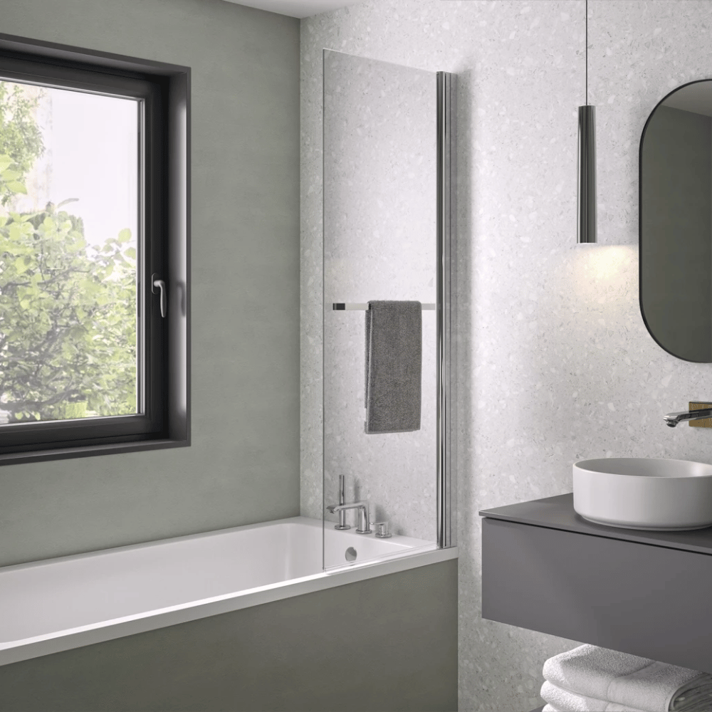 Pare bain relevable et pivotant 75x150cm KINEDO Columba 1 + porte serviette chromé ambiance 1
