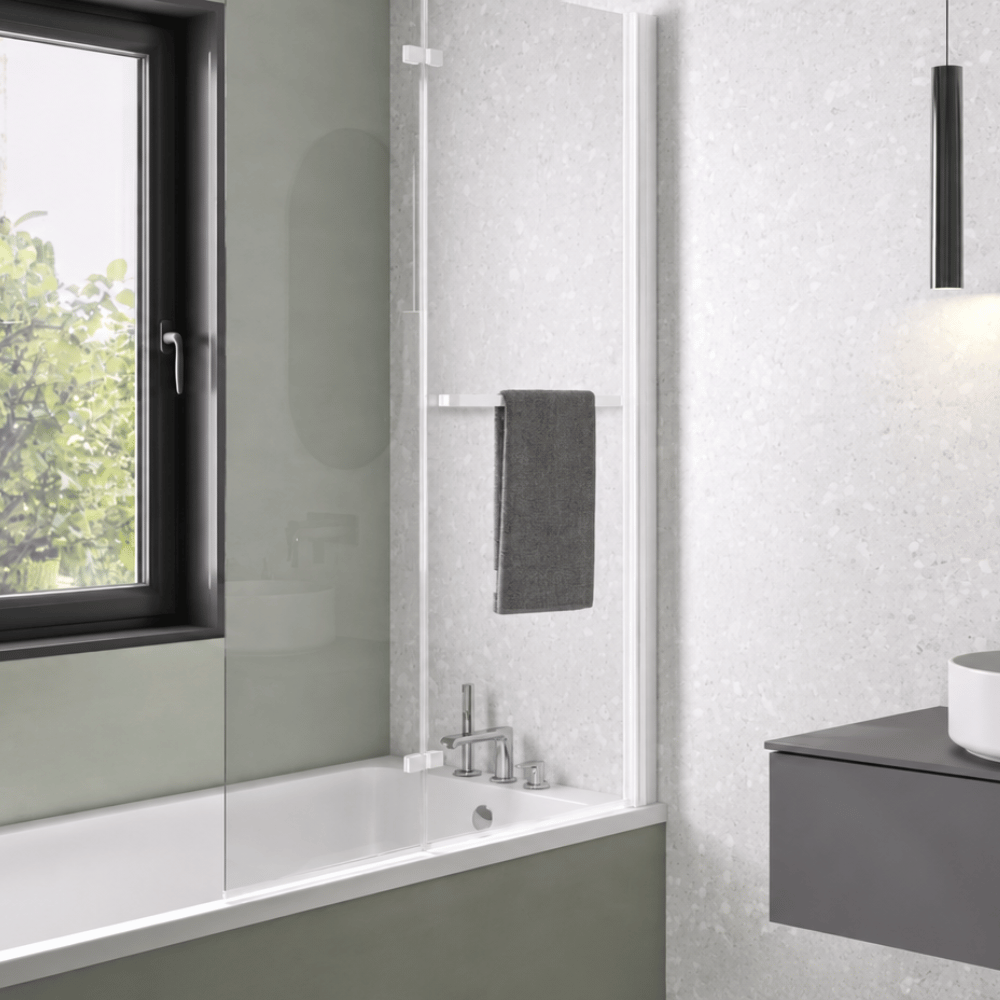 Pare bain relevable et pivotant 110x150cm KINEDO Columba 2 + porte serviette blanc ambiance 1