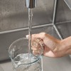 ambiance Mitigeur cuisine HANSGROHE Metris Select M71 240 douchette extractible 2 jets sBox aspect acier inox
