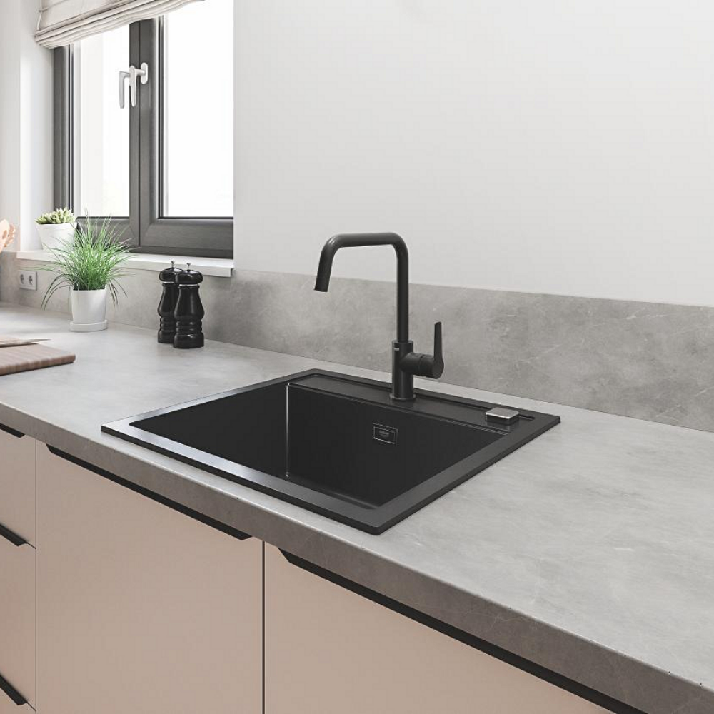 Second visuel d'ambiance du robinet de cuisine GROHE Start bec haut noir mat