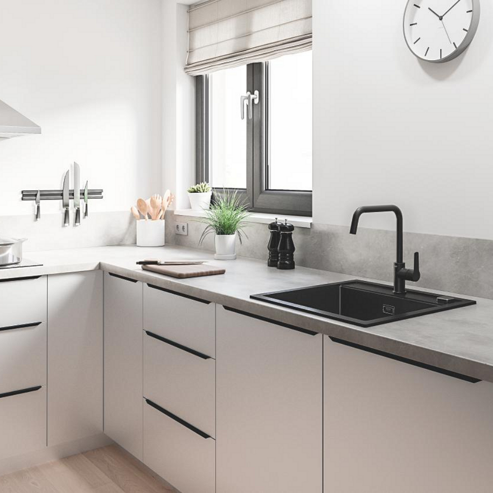 Visuel d'ambiance du robinet de cuisine GROHE Start bec haut noir mat + nettoyant GrohClean