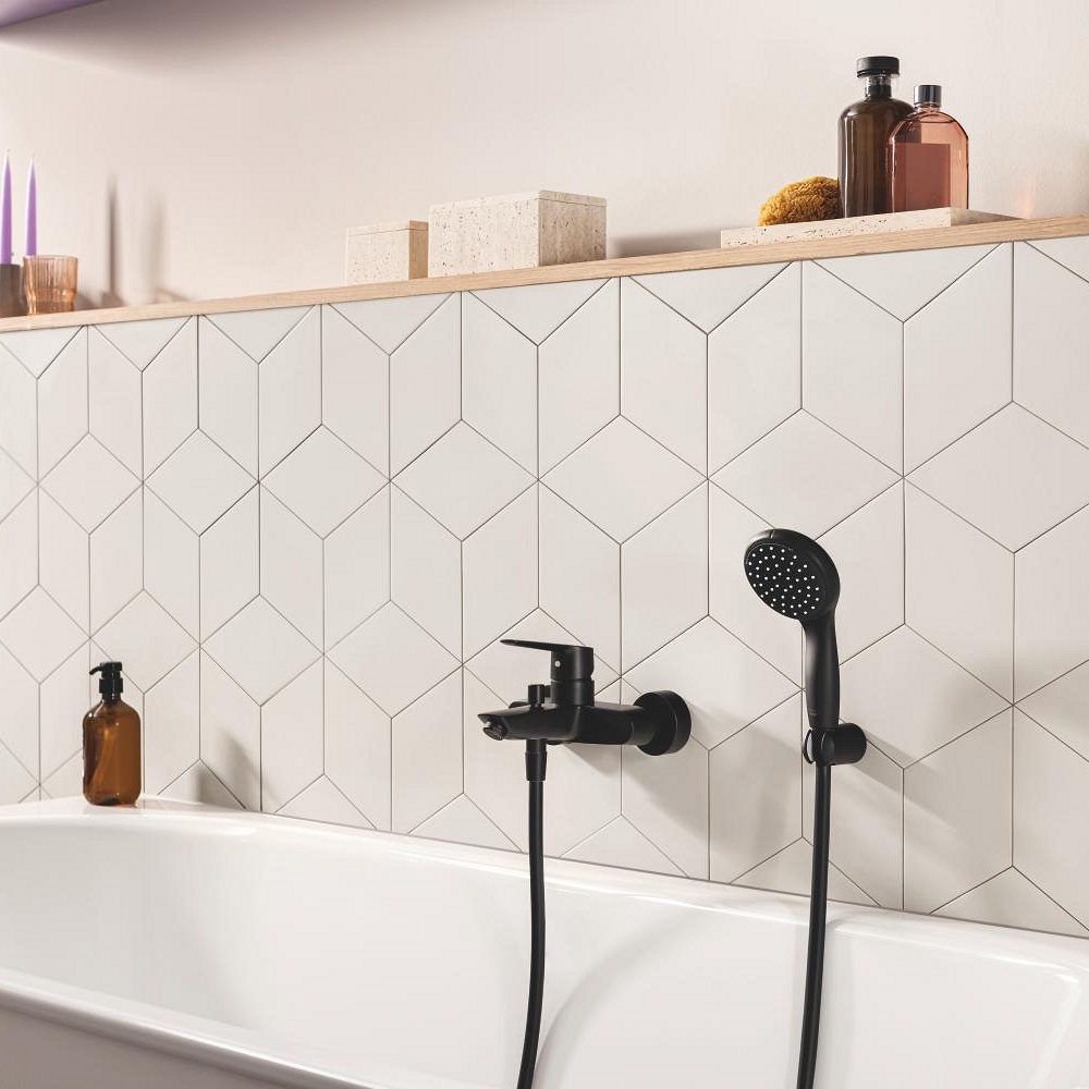 Visuel d'ambiance Pack mitigeur bain douche mécanique + flexible + pommeau de douche + support GROHE noir mat