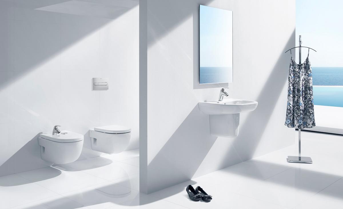 Salle de bain moderne avec wc suspendu