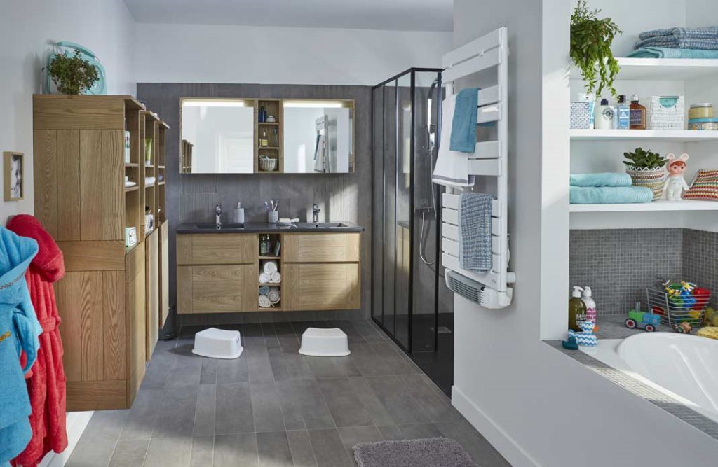 Salle de bain avec plan double vasque et douche design