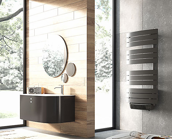 Salle de bain avec sèche serviette électrique soufflant couleur anthracite.