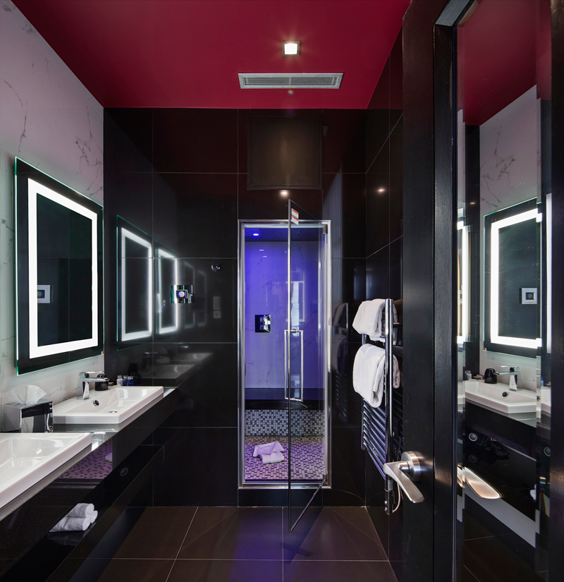 Salle de bain design équipée par la marque Grohe.