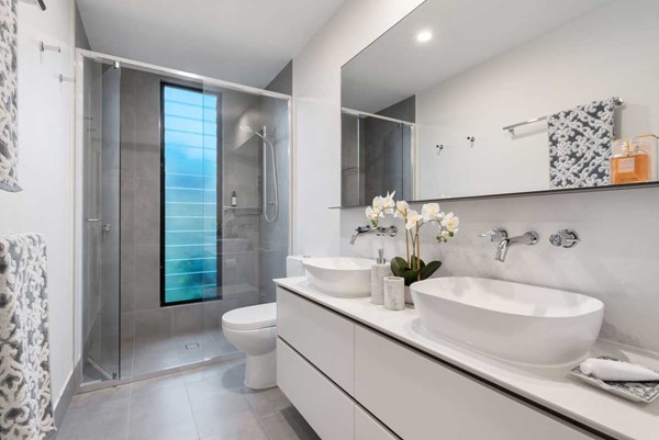 Vendre une maison : Comment mettre en valeur la salle de bain grâce au Home Staging Batinea