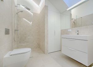 Baignoire et douche dans sa salle de bains : idées, design, comment choisir ?