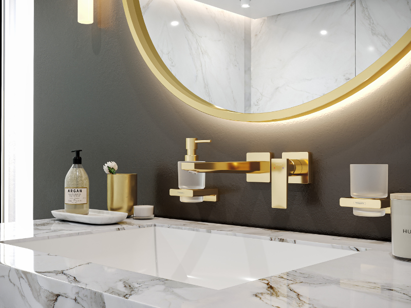 accessoires dorés pour la salle de bain