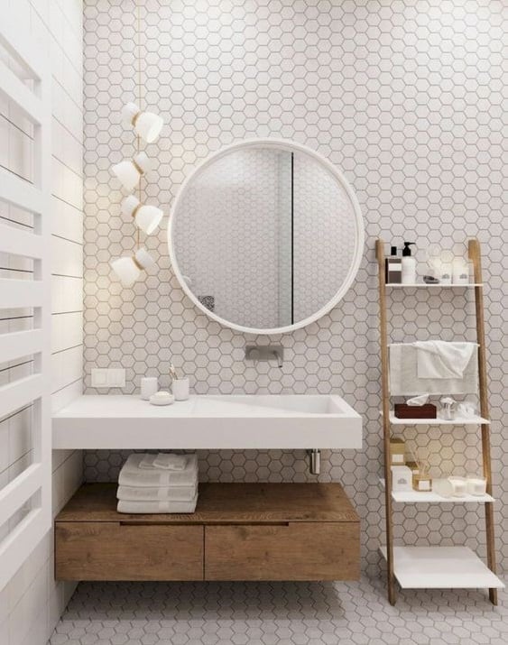 Vzsque et miroir design dans salle de bain