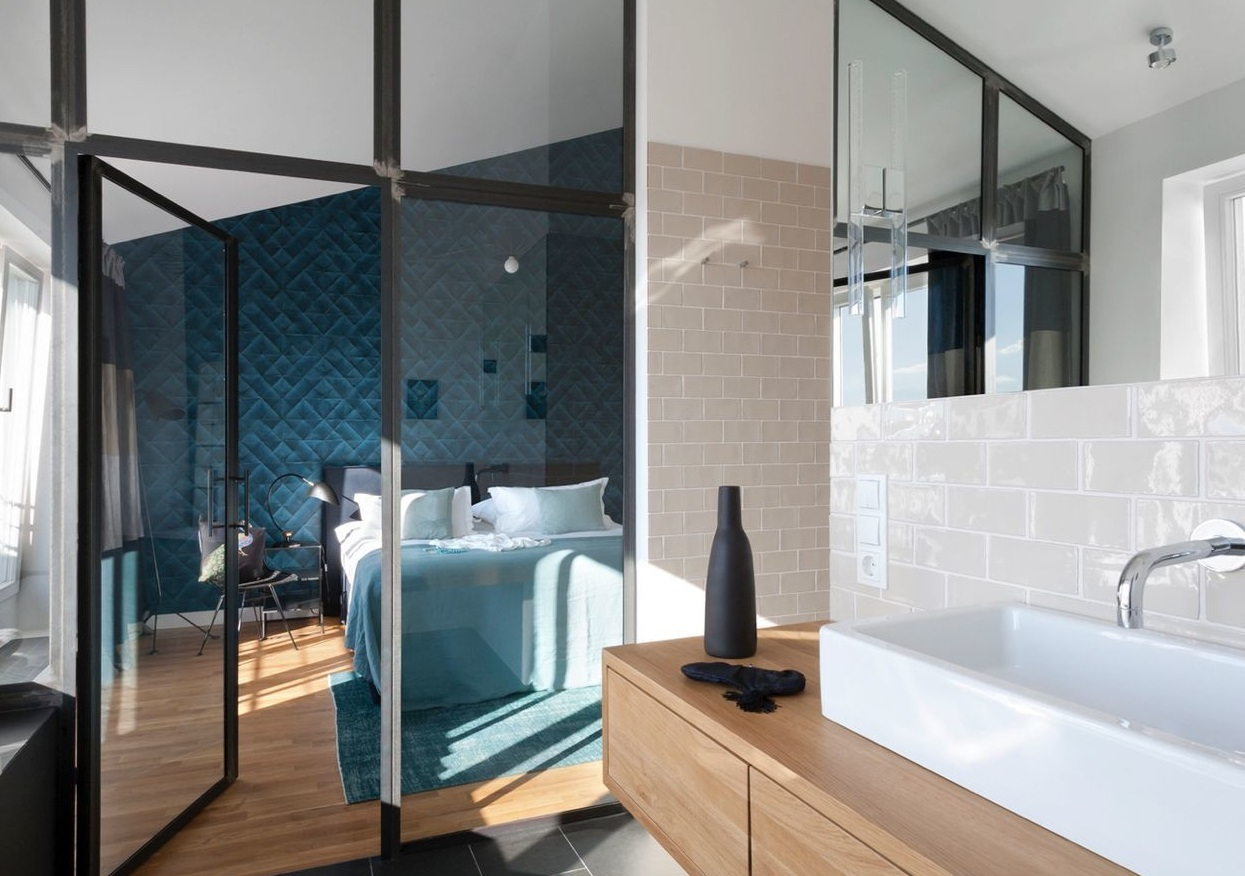 Chambre avec salle de bain verriere