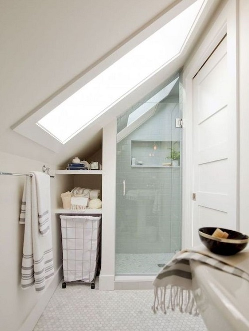 salle de bain avec douche sous les combles Douche sous manarde