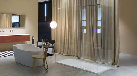 Salle de bain avec douche et baignoire