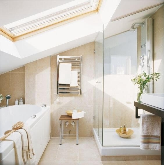 Mettre une douche sous mansarde