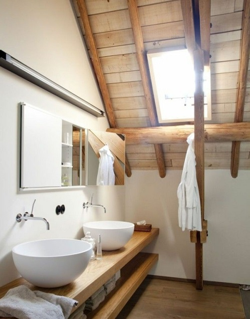 Salle de bain rustique sous mansarde Salle de bain style rustique sous combles